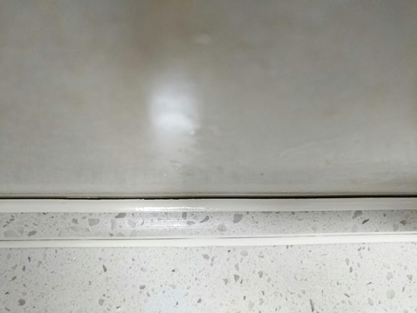 玻璃胶发霉了太糟心 大晶教你一招 立马变干净4