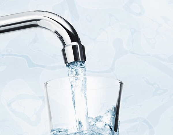卖净水器的说自来水不卫生会致癌，这是真的吗？2