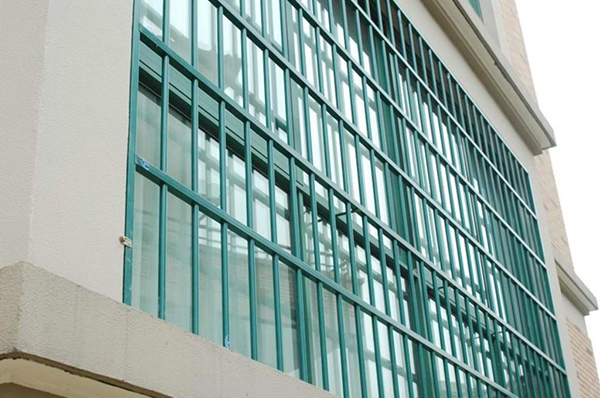 别随意安装外凹式防盗窗 容易引起邻里纠纷3