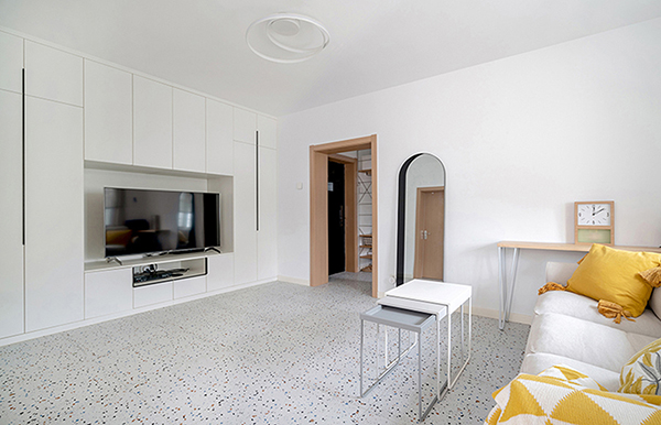 成都大晶装饰56平米日式风二居室装修案例：水磨石+大白墙 温馨又美观