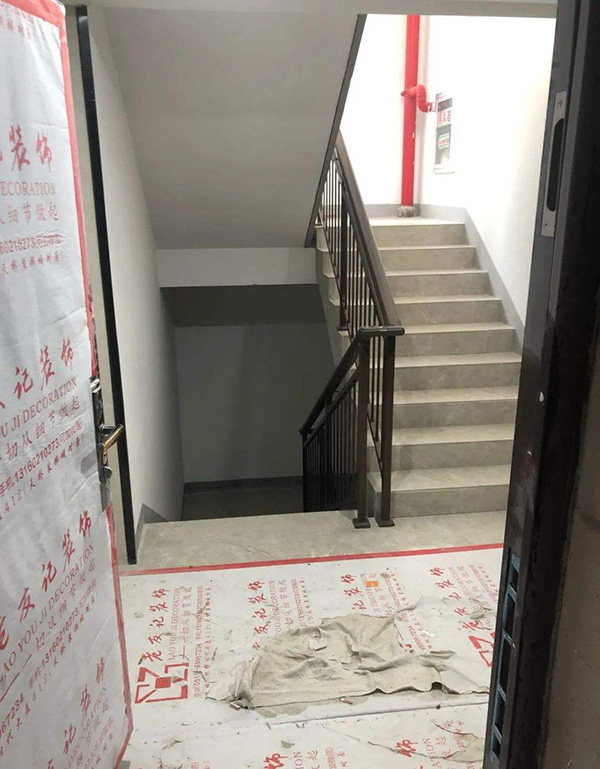 大门对着楼梯，小心风水煞，可用此法化解！3
